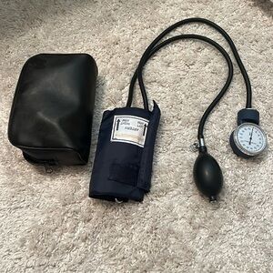 Manual blood pressure cuff and case